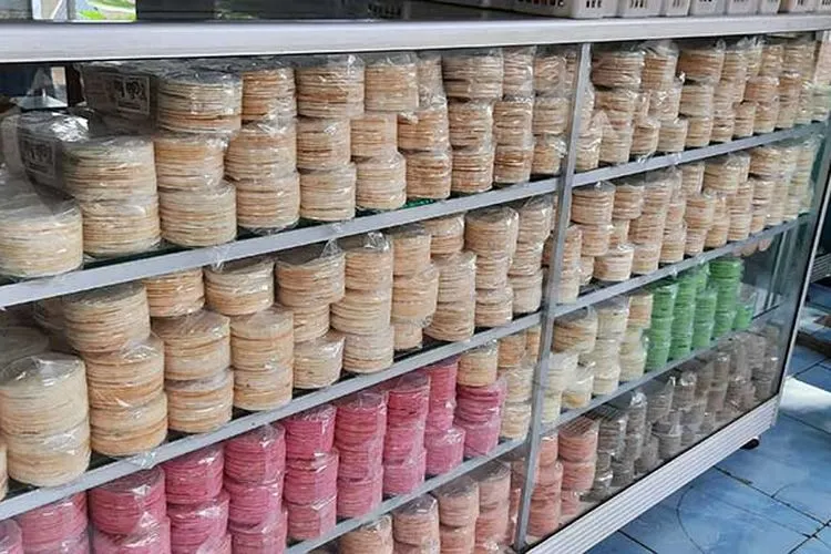 Simping yang diproduksi oleh Rina Mardiana terpajang di etalase penjualan. (Ayopurwakarta.com/Dede Nurhasanudin)
