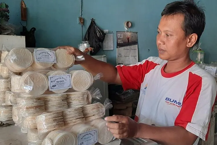 Andri Sumirat salah seorang pelaku usaha Simping di Purwakarta tengah memperlihatkan produknya. (Ayopurwakarta/Dede Nurhasanudin)