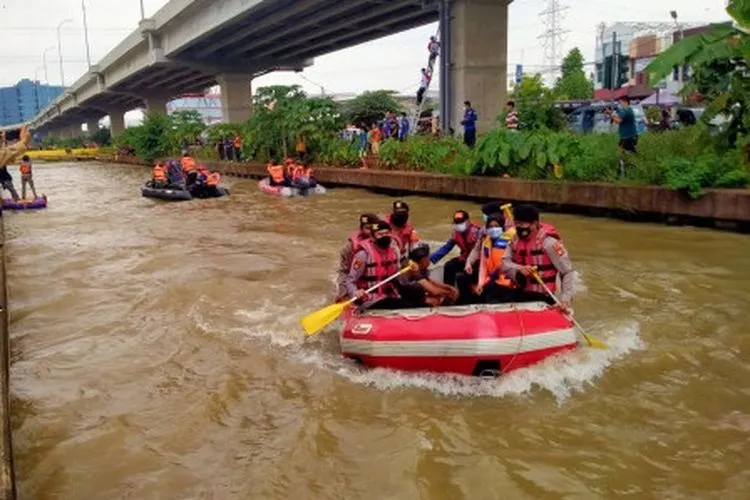 Kegiatan simulasi penanggulangan banjir di Kalimalang/dok: beritajakarta.id
