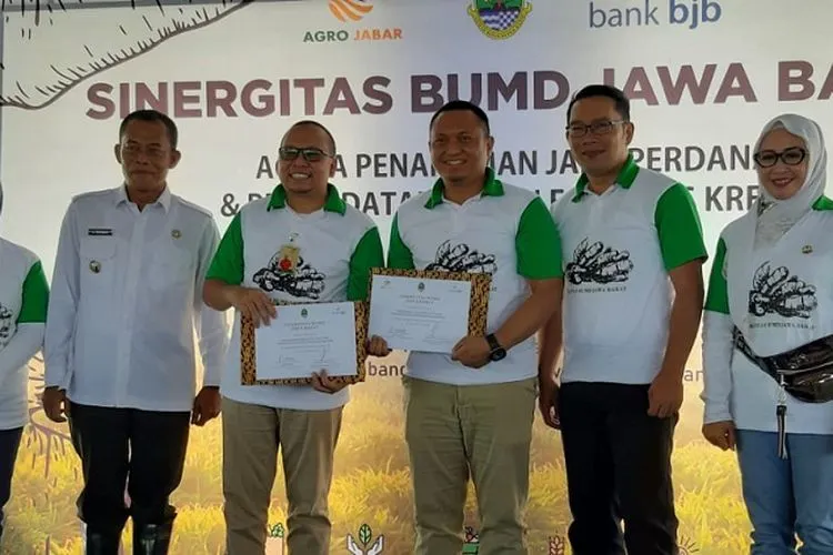Gubernur Jawa Barat, Ridwan Kamil bersama Pemimpin Divisi Komersial dan Korporasi bank bjb Dicky Syahbandinata yang disaksikan langsung oleh Direktur Ritel dan Konsumer bank bjb Suartini, serta Direktur Utama PT. Agro Jabar, Kurnia Fajar.