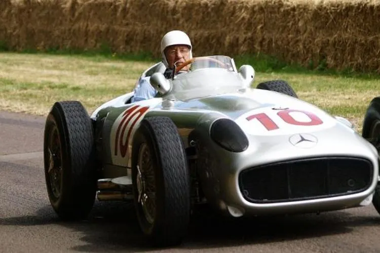 Sir Stirling Craufurd Moss mengendarai mobil balap Mercedes Benz W196 1954 dalam Goodwood's Festival of Speed di Inggris, 5 Juli 2009. [AFP/Max Nash]
