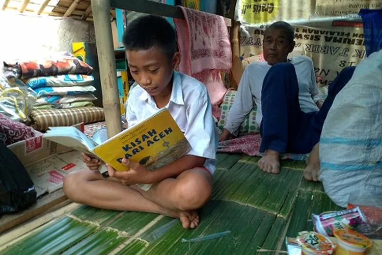 Kiki saat berlajar di gubug tempat tinggalnya di Kampung Babakan Pari RT 02 RW 04, Desa Batujajar Timur, Kecamatan Batujajar, KBB. (Ayobandung/Tri Junari)