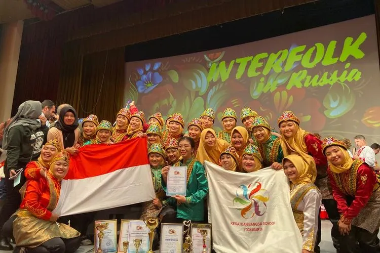 Tim Kesenian Kesatuan Bangsa Boarding School Yogyakarta Raih Penghargaan pada Festival 