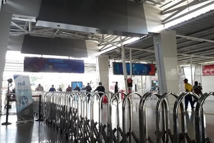 Situasi penumpang KRL di Stasiun Bogor (Suara.com/Bagaskara)