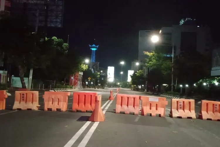 Suasana Jalan Pandanaran Kota Semarang, Jawa Tengah, setelah ditutup untuk pembatasan mobilitas warga Semarang, Jumat (17/4/2020), malam. (Ayojakarta.com/Budi Cahyono)