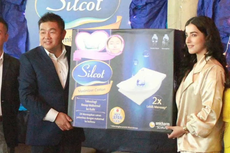 Peluncuran SILCOT Maximizer-Cotton: (dari kiri-kanan, Mr. Kosuke Saito, Mr. Yuji Ishii (President director PT. Uni-Charm Indonesia), Tasya Farasya, dr. Kardi/Ayojakarta.com