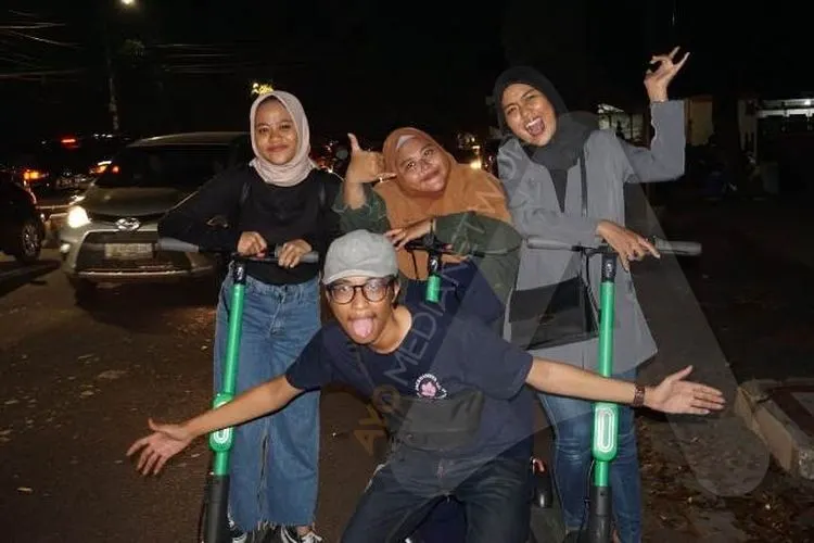 Pengguna skuter listrik di Jakarta Selatan (Ayojakarta.com/Dhika Alam Noor)