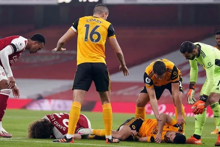 Striker Wolverhampton, Raul Jimenez tergeletak usai berbenturan dengan David Luiz. (Skysport)