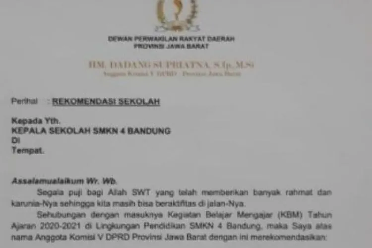 Seorang anggota DPRD Jawa Barat mentipkan calon peserta didi atua anak untuk masuk ke sekolah negeri saat penerimaan peserta didik baru atau PPDB Jawa Barat tahun 2020. (ist)