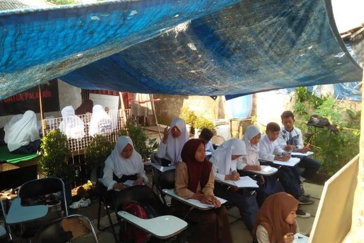 SMP Terbuka 1 Cijeruk Belajar Beratapkan Terpal. (ayobogor.com/Husnul Khatimah)