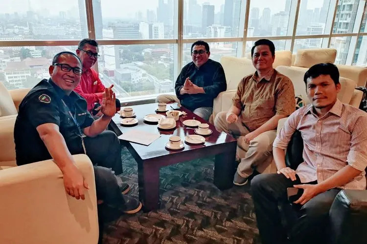 Ketua Umum SMSI, Firdaus (tengah), diterima oleh Sekretaris Dewan Penasihat, Abdul Aziz (kiri), dan anggota Dewan Penasihat, Ervik Ari Susanto (dua dari kanan). (Dok. SMSI Pusat)