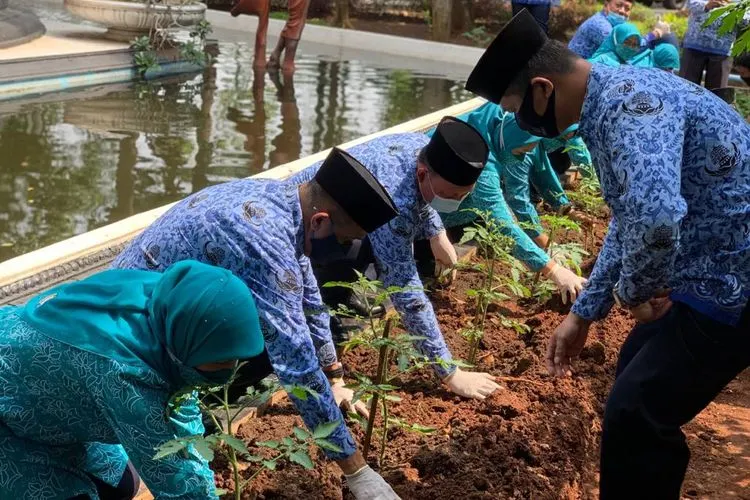Wali Kota Jakarta Timur, Muhammad Anwar saat memulai gerakan memperindah kota/dok: timur.jakarta.go.id