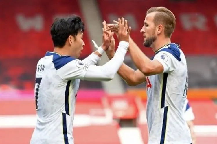 Striker Tottenham Hotspur Son Heung-Min (kiri) merayakan golnya ke gawang Southampton dengan Harry Kane dalam lanjutan Liga Inggris di St Mary's Stadium. JUSTIN TALLIS / POOL / AFP