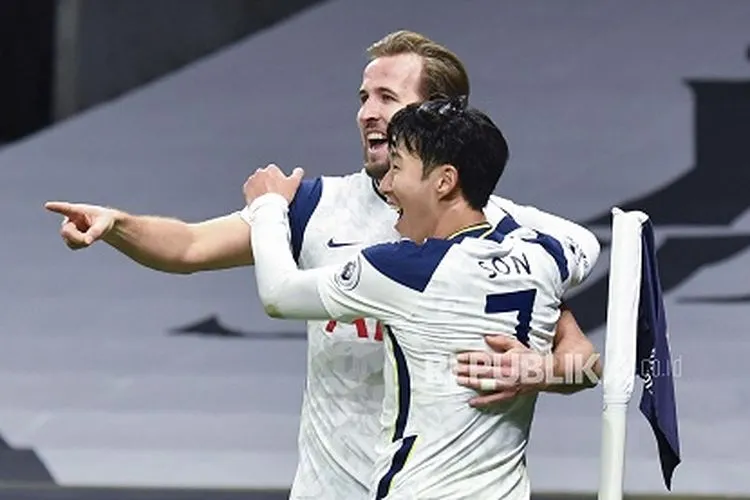 Son Heung-min dari Tottenham, kanan, yang mencetak gol pertama timnya, merayakan dengan Harry Kane dari Tottenham, kiri, yang mencetak gol kedua timnya, selama pertandingan sepak bola Liga Premier Inggris antara Tottenham Hotspur dan Arsenal di Tottenham Hotspur Stadium di London, Inggris , Minggu (6/12/2020).  (AP/Glyn Kirk/Pool AFP)
