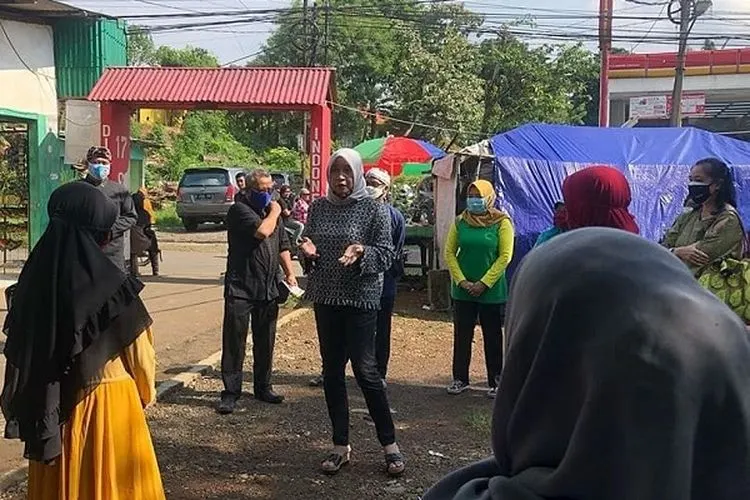 Dinas Pengendalian Penduduk dan Keluarga Berencana (DPPKB) Kota Bogor dalam Sosialisasi Edukasi Penanganan COVID-19 ke keluarga-keluarga yang tinggal di kelurahan zona merah COVID-19. (Ayobogor.com/Husnul Khatimah)