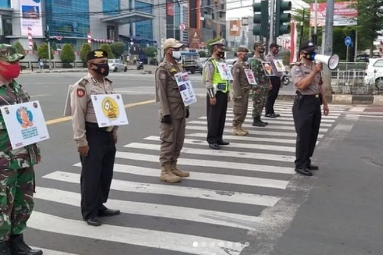 sebagai ilustrasi. Sosialsisi masker di Jaktim belum lama ini dilakukan aparat TNI dan Polri/ TMC Polda Metro Jaya