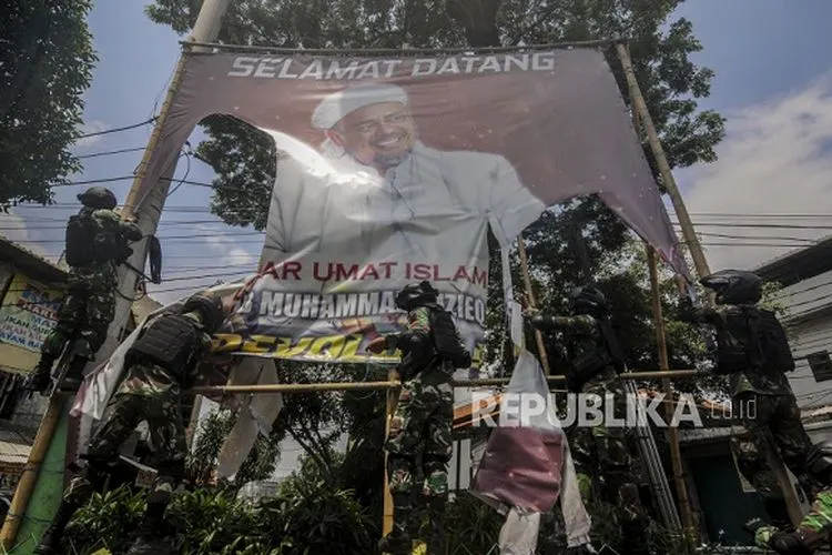 [Ilustrasi] Sejumlah anggota TNI saat menertibkan spanduk Habib Rizieq Shihab di Petamburan, Jakarta. (Foto: Republika/Putra M. Akbar)
