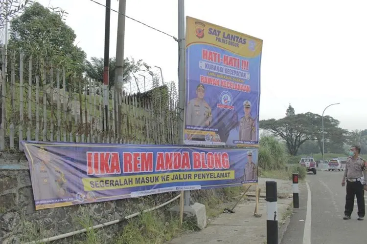 Spanduk rawan kecelakaan dipasang untuk memperingatkan pengendara di Puncak/ Husnul Khatimah