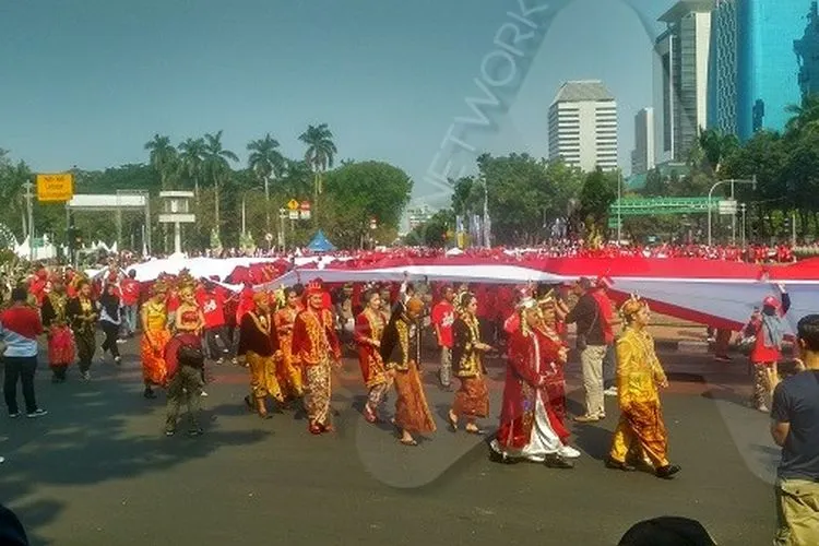 Relawan Jokowi membentangkan bendera Merah Putih sepanjang 200 meter/Ayojakarta.com