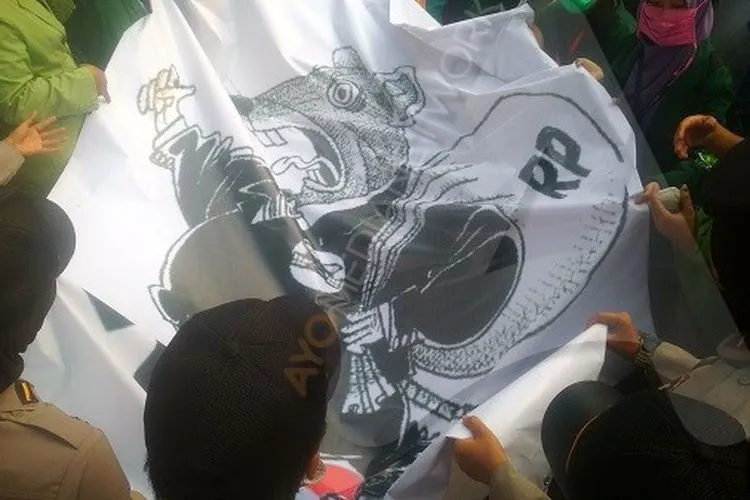 Spanduk bergambar tikus berdasi diserahkan mahasiswa ke polisi/Ayojakarta.com