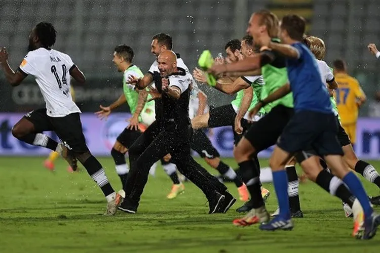 Ekspresi kegembiraan pelatih Spezia dan pemain usai memastikan promosi ke Serie A musim 2020/2021. (dok acspezia.com)