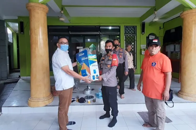 Pemberian alat semprot disinfektan oleh Dewan Kota Kecamatan Pasar Rebo Dani Taufiq, kepada Kapolsek Kecamatan Pasar Rebo Kompol M Budiyono, Jumat (7 Agustus 2020)/dok: timur.jakarta.go.id