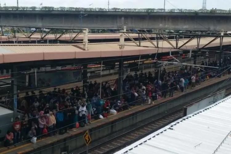 Penumpukan penumpang di Stasiun Tanah Abang, Jakarta Pusat. [Istimewa]
