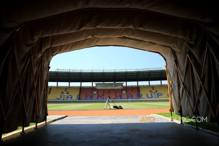 Pekerja melakukan perawatan di Stadion Si Jalak Harupat, Soreang, Kabupaten Bandung, Selasa (30/6/2020). PSSI menunjuk Stadion Si Jalak Harupat sebagai salah satu venue gelaran Piala Dunia U-20 pada 2021. (Ayobandung/Kavin Faza)
