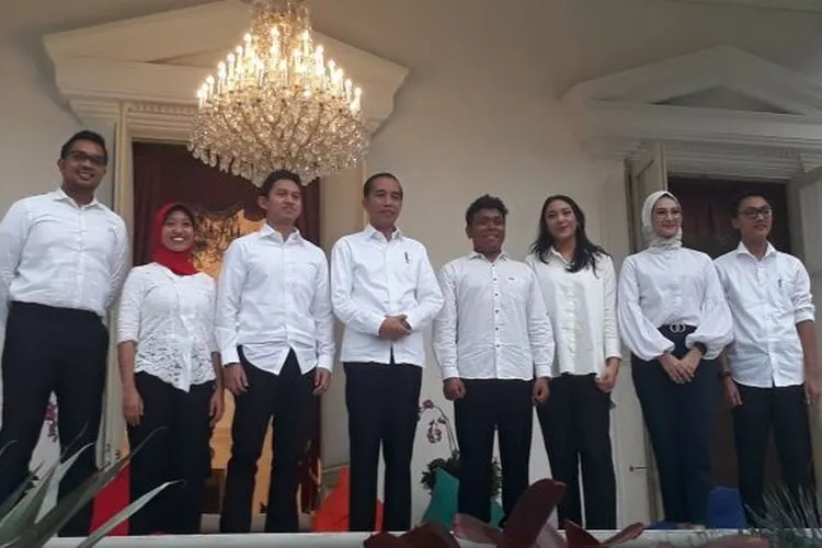 Presiden Jokowi bersama para staf khusus milenial di Istana Merdeka, Jakarta. (Suara.com/Ummi Saleh)