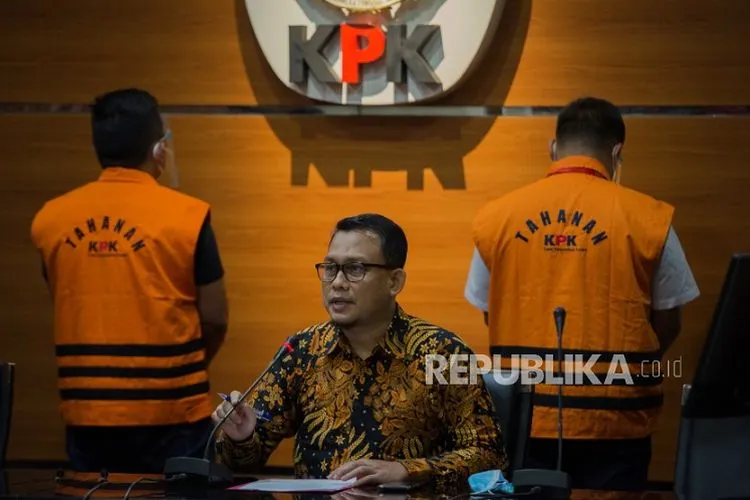 Staf khusus Menteri Edhy Prabowo, Andreau Pribadi Misata berjalan usai konferensi pers terkait penahanan tersangka di Geduung KPK, Jakarta, Kamis (26/11). Staf khusus Menteri Edhy Prabowo, Andreau Pribadai Misata dan pihak swasta Amiril Mukminin menyerahkan diri ke KPK setelah lima tersangka sebelumnya diantaranya Menteri Kelautan dan Perikanan Edhy Prabowo ditahan atas kasus dugaan tindak pidana korupsi ekspor benih lobster. (FOTO : Republika/Thoudy Badai)