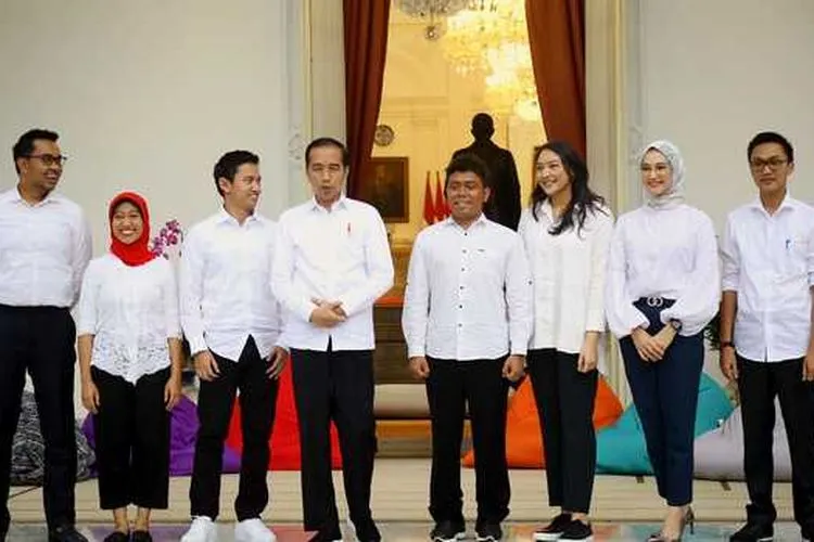 Presiden Joko Widodo (keempat kiri) bersama staf khusus yang baru dari kalangan milenial (kiri ke kanan) CEO Amartha Andi Taufan Garuda Putra, Perumus Gerakan Sabang Merauke Ayu Kartika Dewi, Pendiri Ruang Guru Adamas Belva Syah Devara, Peraih beasiswa kuliah di Oxford Billy Gracia Yosaphat Mambrasar, CEO dan Founder Creativepreneur Putri Indahsari Tanjung, Pendiri Thisable Enterprise Angkie Yudistia dan Mantan Ketua Pergerakan Mahasiswa Islam Indonesia/PMII Aminuddin Ma'ruf ketika diperkenalkan di halaman