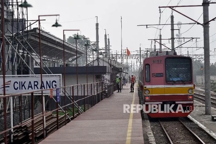ilustrasi. Kereta KRL Commuter Line tujuan Bekasi-Cikarang melintas di Stasiun Cikarang, Jawa Barat.  Foto: Republika/Mahmud Muhyidin