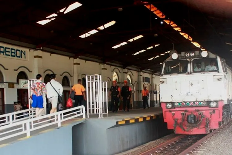 Stasiun Cirebon (Radarcirebon.com/Dedi Haryadi)