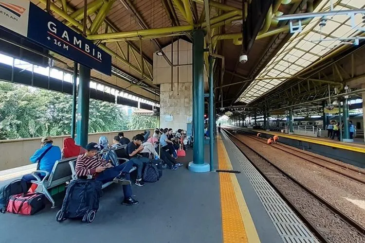 Penumpang di Stasiun Gambir (merdeka.com)