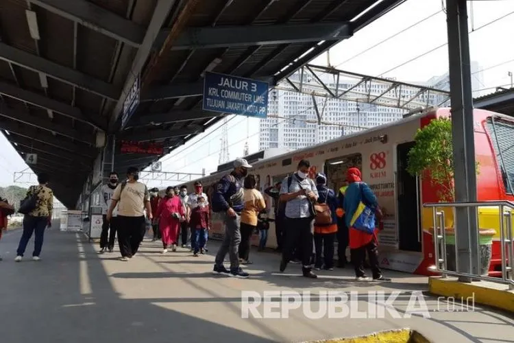 Suasana di Stasiun Bekasi pada penerapan adaptasi kebiasaan baru atau new normal.  Foto: Republika/Idealisa Masyrafina