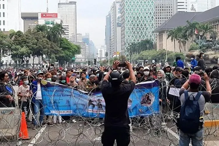 Suasana demonstrasi di sekitar Patung Kuda, Jalan Merdeka Barat, Jakarta Pusat, Selasa (20/10) sore.  Foto: Republika/Febryan A