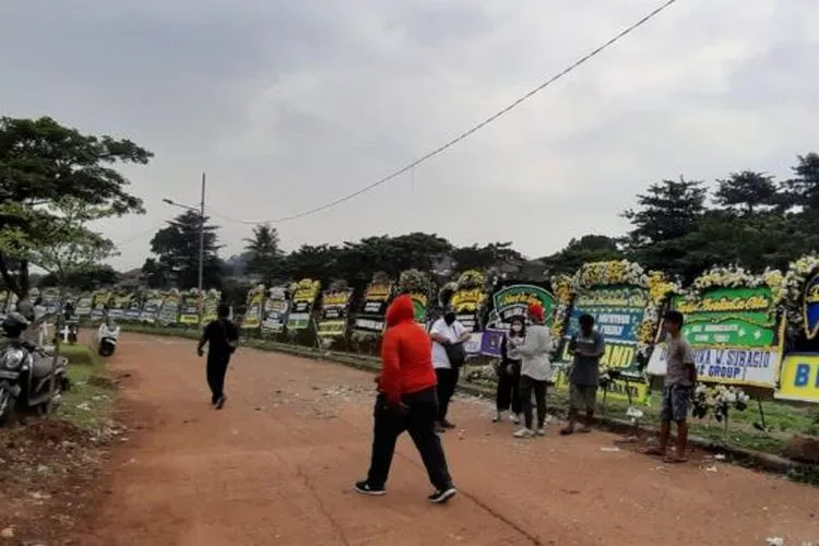 Suasana pemakaman Glenn Fredly di TPU Tanah Kusir, Jakarta Selatan, Kamis (9/4/2020). [Suara.com/Herwanto]