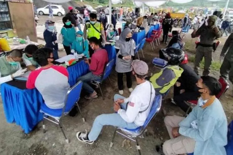 Suasana rapid test di kawasan wisata Puncak Bogor. [Suara.com/Zian Alfath]