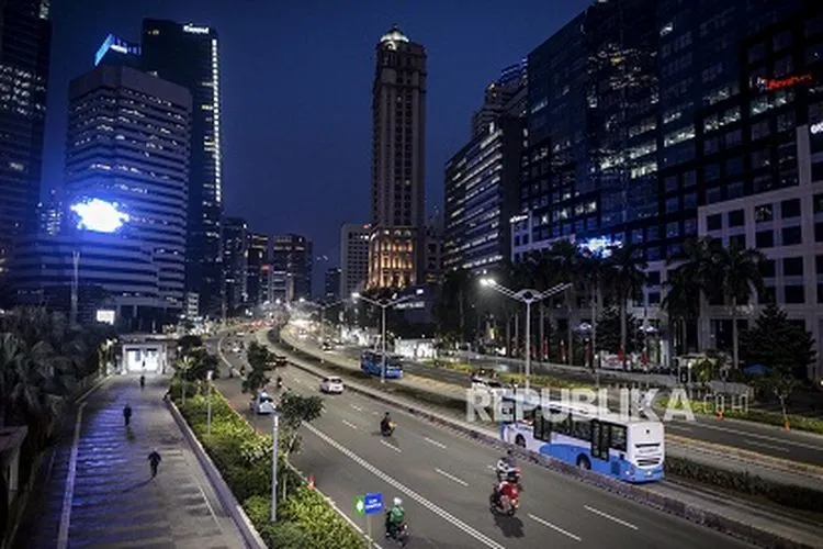 Sejumlah kendaraan melintas diantara gedung-gedung di kawasan Sudirman, Jakarta, Rabu (5/8). (ilustrasi) Foto: Republika/Putra M. Akba