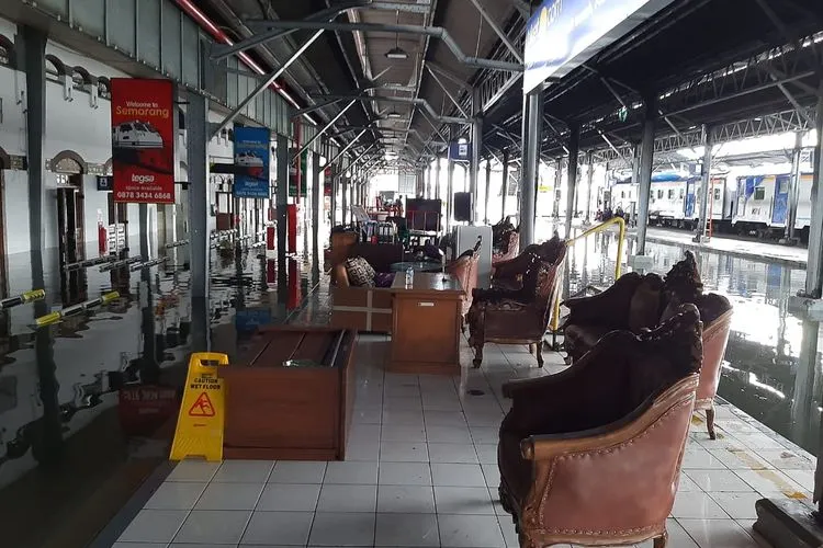 Stasiun Tawang Kota Semarang terendam banjir, Sabtu (6/2/2021). Kota Semarang terendam banjir dari Sabtu hingga Senin ini. (dok)