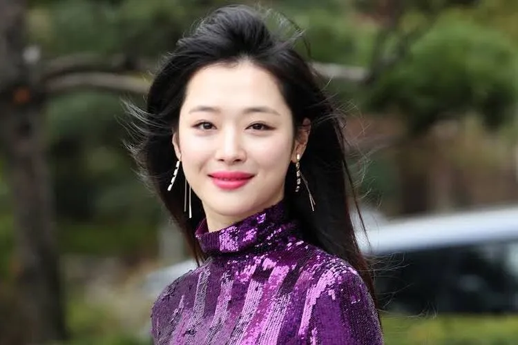 Mantan anggota girlband Korea f(x) Choi Jin Ri alias Sulli/The Sun