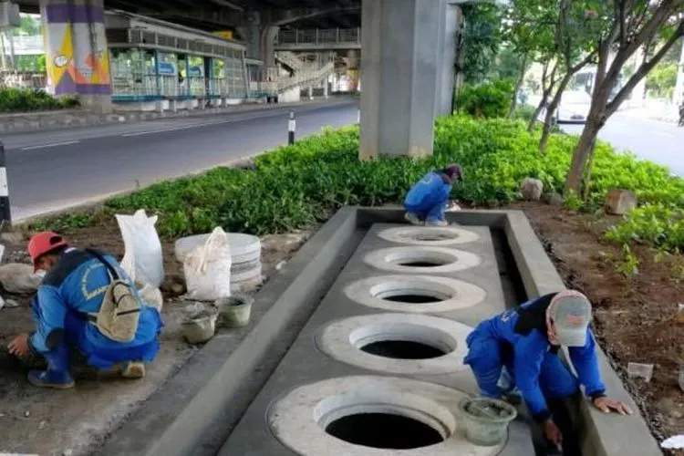 Petugas SDA Jakpus membuat ratusan sumur resapan sebagai upaya mengantisipasi banjir atau genangan/dok: pusat.jakarta.go.id