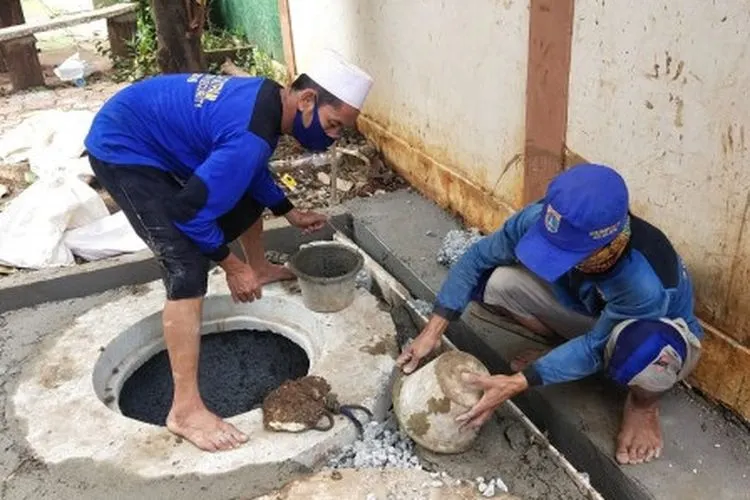 Satuan Tugas (Satgas) Sumber Daya Air Kecamatan Tanah Abang membangun 32 titik sumur resapan guna meminimalisir banjir di kawasan Kelurahan Petamburan/dok: beritajakarta.id