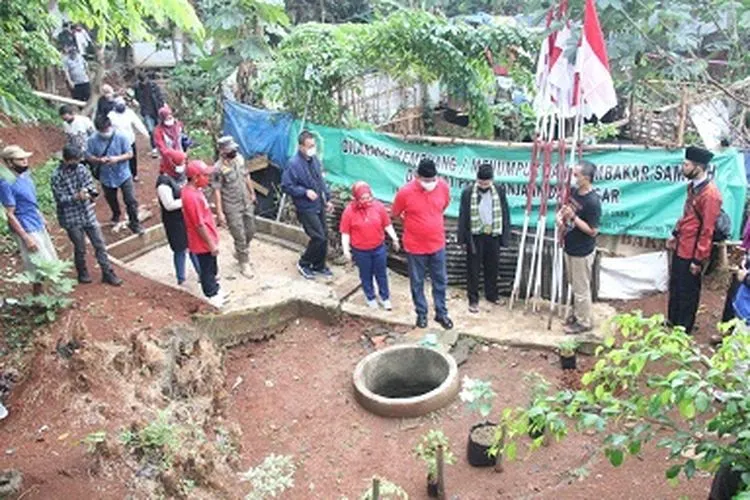 Wakil Wali Kota Bekasi Tri Adhianto Tjahyono melakukan pemasangan papan nama pada tujuh sumur tua di Kranggan, Jatisampurna sebagai tanda cagar budaya milik Kota Bekasi. (Humas Pemkot Bekasi)