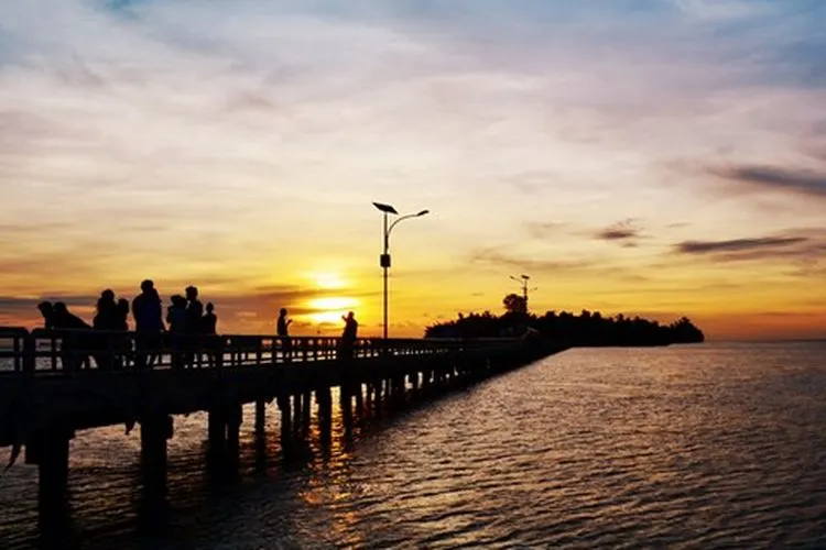 Wisatawan menikmati Matahari tenggelam di Jembatan Cinta Pulau Tidung/pulau-tidung.com