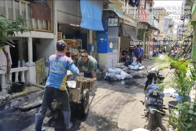 Petugas PSSU melakukan pengurasan saluran akibat mampet banyak sampah dan lumpur di Kelurahan Sunter Agung, Jakarta Utara/dok: utara.jakarta.go.id