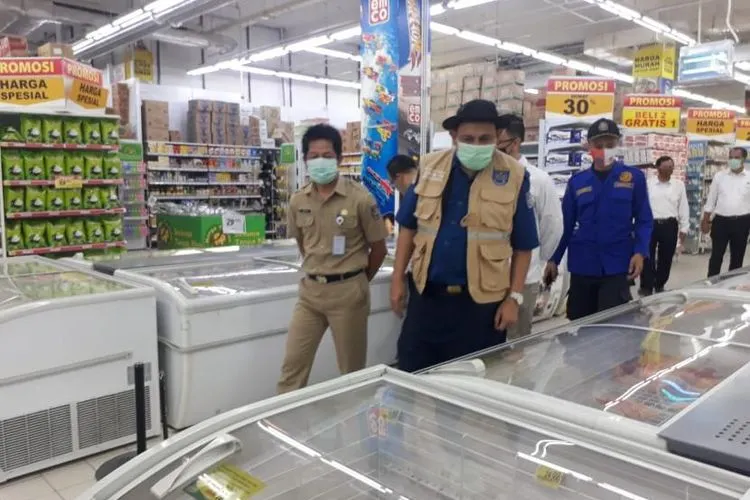 Super market Giant Ekstra Margocity Mall kembali dibuka, Selasa, (25/8) kembali dibuka setelah sebelumnya ditutup sementara sejak 19 Agustus 2020.  Foto: Rusdi Nurdiansyah/Republika