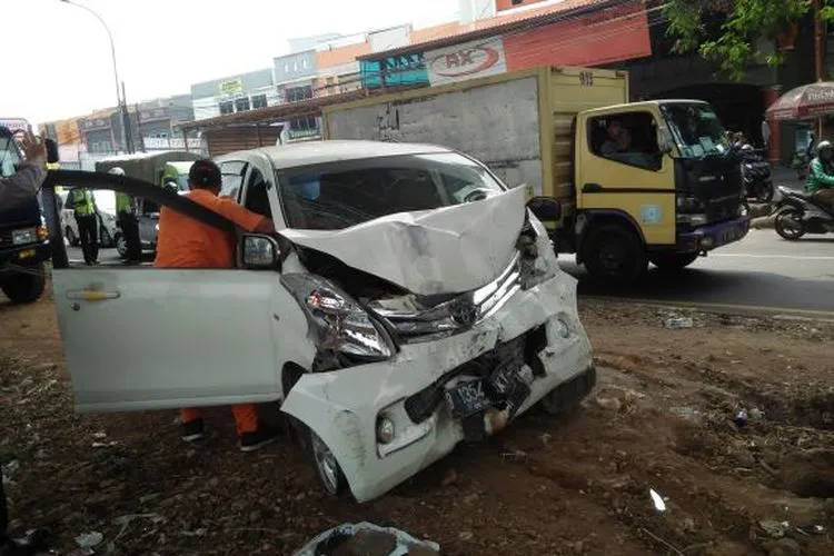Mobil dievakuasi petugas (ayobogor.com)