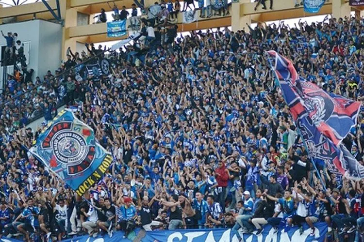 Suporter Arema saat mendukung tim kesayangannya di Stadion Moh Soebroto, Magelang dalam kompetisi Liga 1 musim 2019. (Ayojakarta/Budi Cahyono)