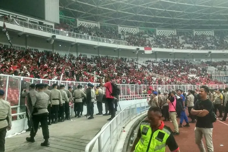 Kerusuhan mewarnai pertandingan kualifikasi Piala Dunia 2022 Zona Asia grup G antara Indonesia melawan Malaysia di Stadion Utama Gelora Bung Karno, Senayan, Jakarta Pusat, Kamis (5/9/2019)/Ayojakarta.com